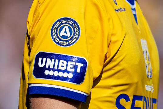 Allsvenskan 100 år och Unibet logo på en tröja