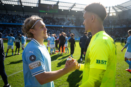 Malmö FFs Sebastian Nanasi och Hammarbys målvakt Oliver Dovin