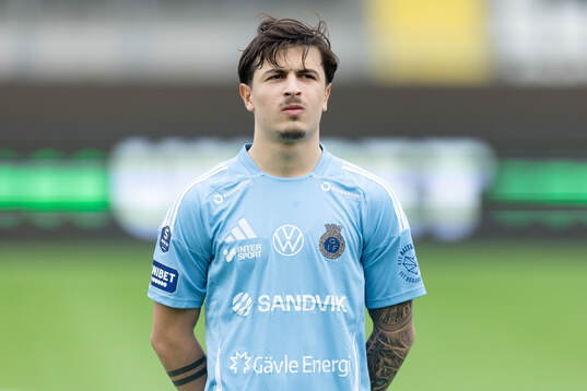 Gefles Antonio Yakoub innan fotbollsmatchen i Superettan