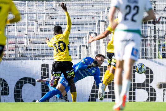 Elfsborgs Michael Baidoo och Västerås målvakt Anton Fagerström