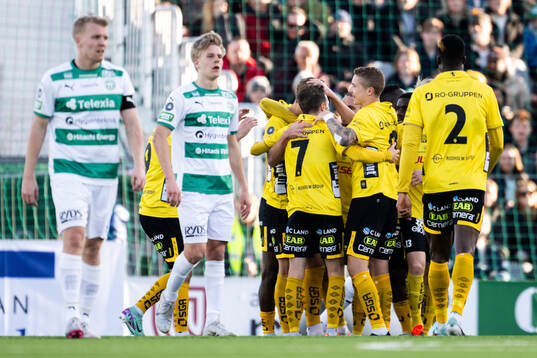 Elfsborgs Noah Söderberg jublar med lagkamrater efter 0-1