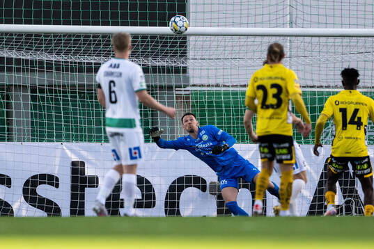 Elfsborgs Noah Söderberg (ej i bild) gör 0-1 på Västerås målvakt Anton Fagerström