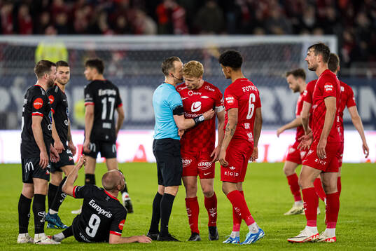Henrik Kjelsrud Johansen of Fredrikstad, Ola Hobber Nilsen, referee, and Sivert Heltne Nilsen of Brann