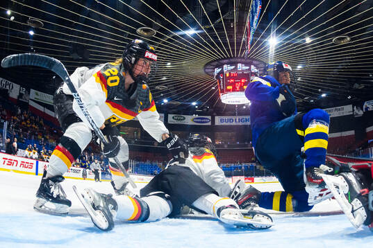 Daria Gleissner of Germany and Sofie Lundin of Sweden