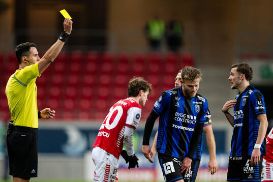 Sirius Dennis Widgren får en varning utav Domare Adi Aganovic