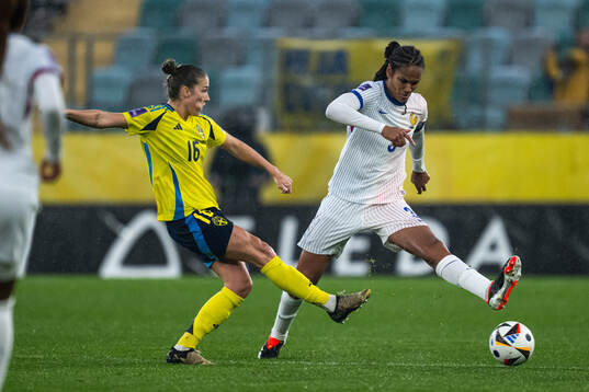 Filippa Angeldahl of Sweden and Wendie Renard of France