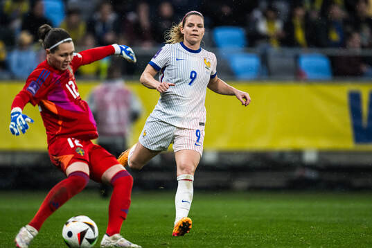 goalkeeper Jennifer Falk of Sweden and Eugénie Le Sommer