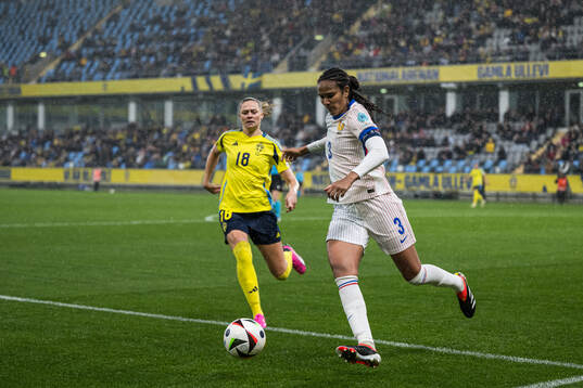 Fridolina Rolfö of Sweden and Wendie Renard of France