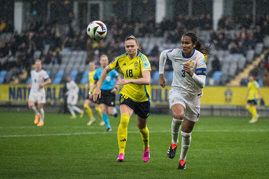 Fridolina Rolfö of Sweden and Wendie Renard of France
