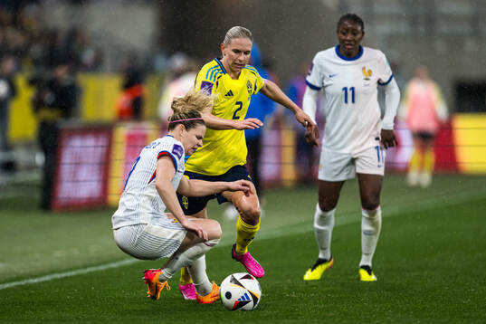 Eugénie Le Sommer of France and Jonna Andersson of Sweden