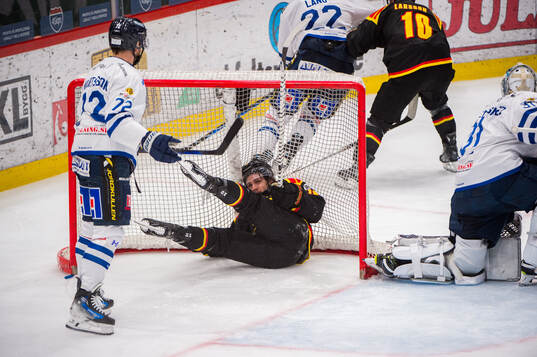 Karlskogas Viktor Lennartsson och Brynäs Tyler Kelleher