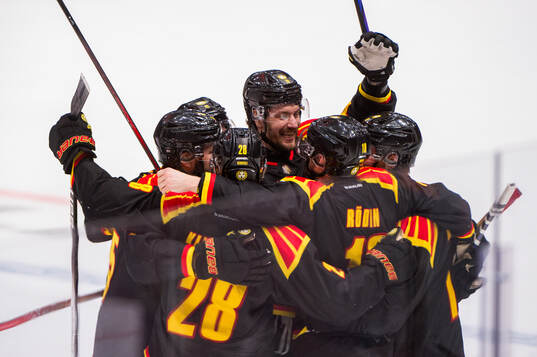 Brynäs Anton Rödin jublar med lagkamrater