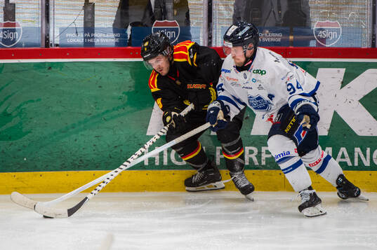 Brynäs Tyler Kelleher och Karlskogas Henrik Larsson