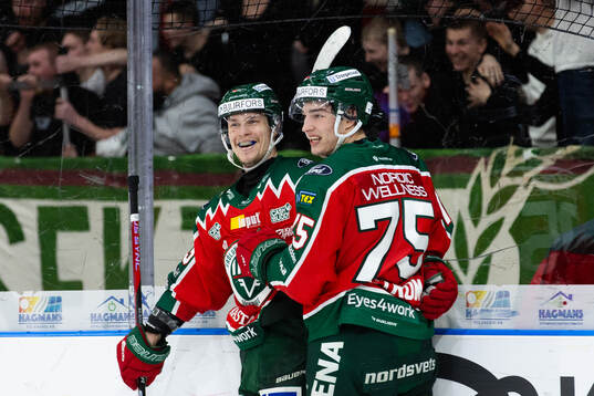 Frölundas Tom Nilsson jublar ihop med David Edstrom