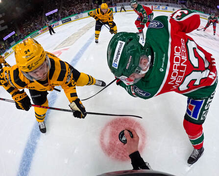 Linjedomare Gustav Jonsson framför en tekning mellan