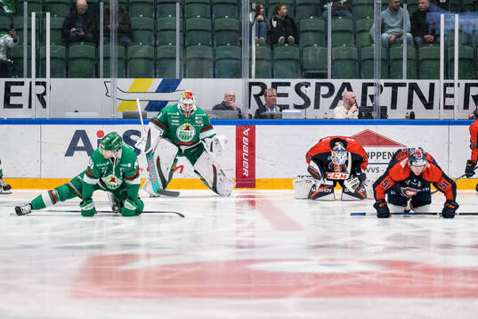 Rögles Petr Kvaca och Växjös målvakt Adam Åhman