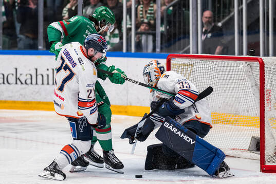 Växjös Martin Lundberg och målvakt Emil Larmi mot