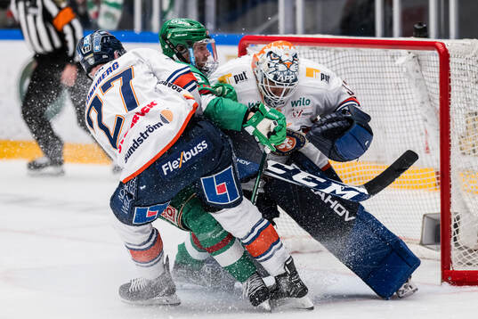 Växjös Martin Lundberg och målvakt Emil Larmi mot