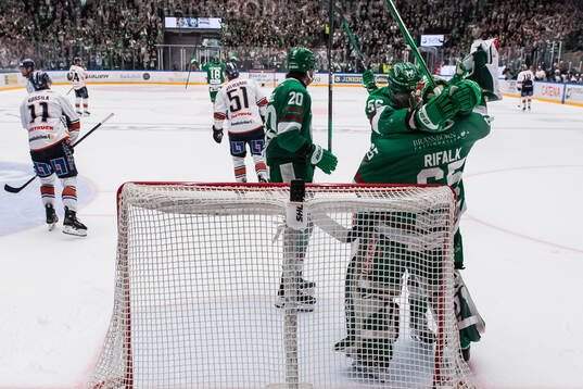 Rögles Adam Engström  och målvakt Christoffer Rifalk