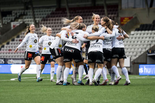 Örebros Cornelia Karlsson jublar efter 1-0
