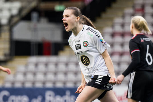 Örebros Cornelia Karlsson jublar efter 1-0