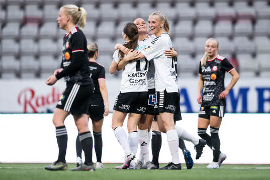 Örebros Cornelia Karlsson, Agnes Andersson och Ella Gunnarsson jublar efter 2-0