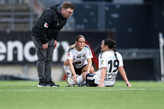 Örebros tränare Dennis Gabrielsson, Izabella Hurtig och Amelia Olofsson
