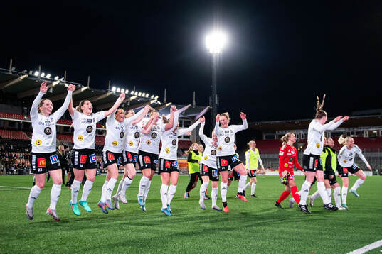 Örebros spelare jublar