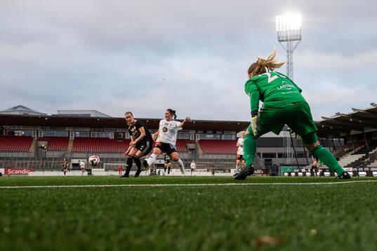 Lidköpings Emma Gabrielsson och målvakt Nadine Allard mot Örebros Amelia Olofsson