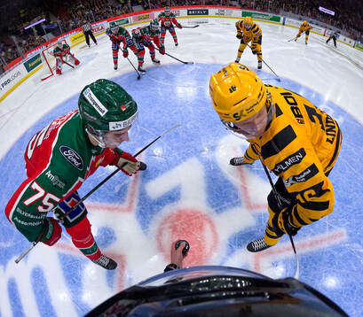 Tekning mellan Frölundas David Edstrom och Skellefteås