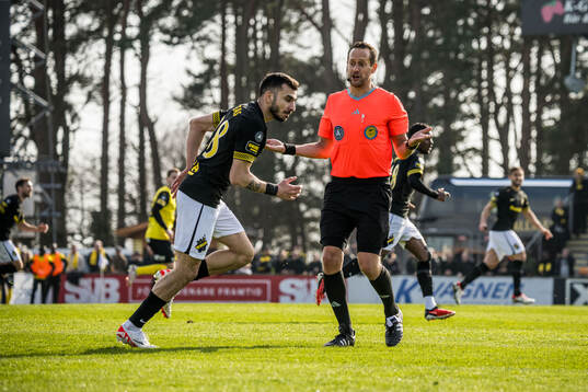 AIKs Ioannis Pittas och Domare Victor Wolf