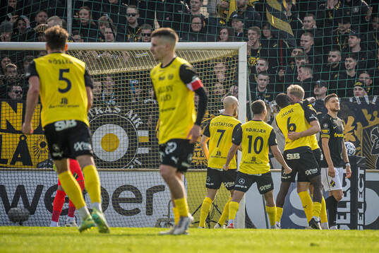 Mjällbys spelare jublar efter 1-1 (självmål)