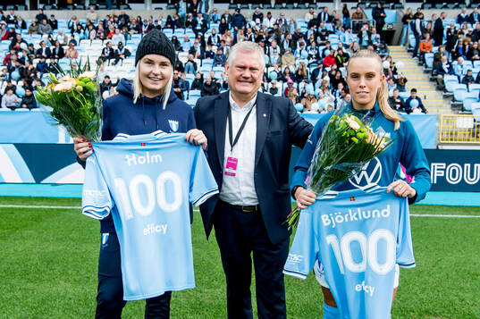 Malmö FFs Rebecka Holm och Elin Björklund hyllas efter att ha passerat 100 spelade matcher i Malmö FF av ordförande Anders Pålsson