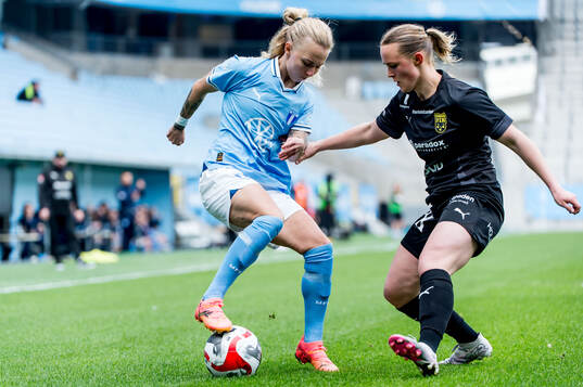 Malmö FFs Nathalie Hoff Persson och Umeås Alma Davis