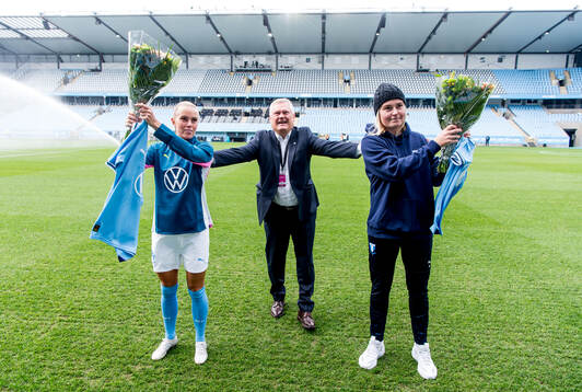 Malmö FFs Rebecka Holm och Elin Björklund hyllas efter att ha passerat 100 spelade matcher i Malmö FF av ordförande Anders Pålsson