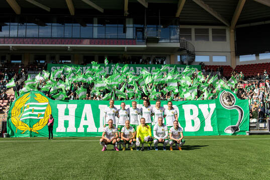  Alice Carlsson, Emilie Joramo, Julie Blakstad, Emma Westin, Anna Jøsendal, Julia Roddar, Stina Lennartsson, Lotta Ökvist, målvakt Anna Tamminen, Eva Nyström och Smilla Vallotto inför fotbollsmatchen i Damallsvenskan mellan KIF Örebro och Hammarby den 13 april 2024 i Örebro. 
