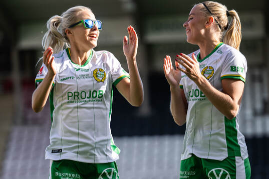 Hammarbys Lotta Ökvist och Stina Lennartsson jublar