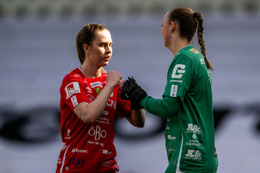 KIF Örebros Katla Maria Thordardottir och målvakt Clara Ekstrand