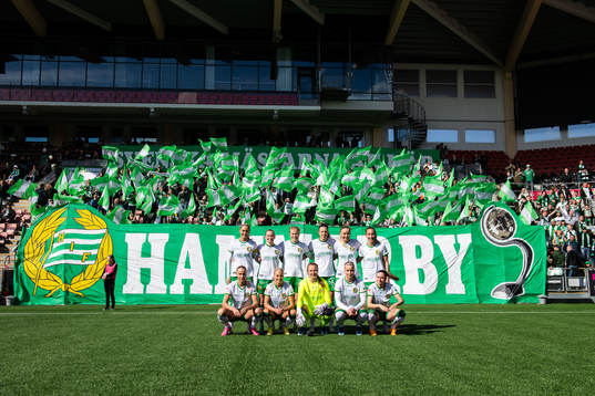  Alice Carlsson, Emilie Joramo, Julie Blakstad, Emma Westin, Anna Jøsendal, Julia Roddar, Stina Lennartsson, Lotta Ökvist, målvakt Anna Tamminen, Eva Nyström och Smilla Vallotto inför fotbollsmatchen i Damallsvenskan mellan KIF Örebro och Hammarby den 13 april 2024 i Örebro. 
