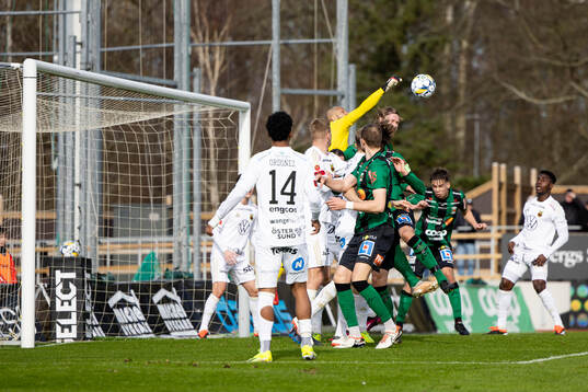 Östersunds målvakt Aly Keita boxar bort bollen
