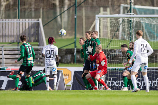 Varbergs spelare bildar mur vid frispark