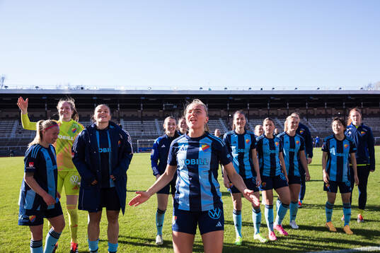 Djurgårdens Louise Hvarfner jublar med lagkamrater