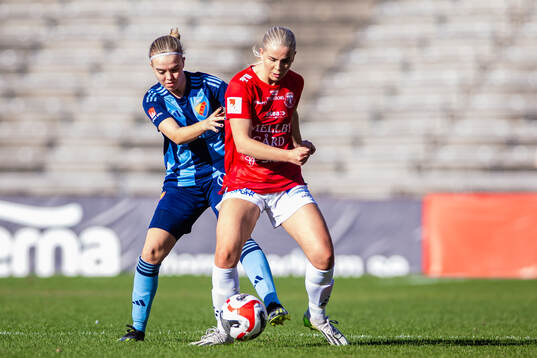 Djurgårdens Elin Westlund och Trelleborgs Moa Karlsson
