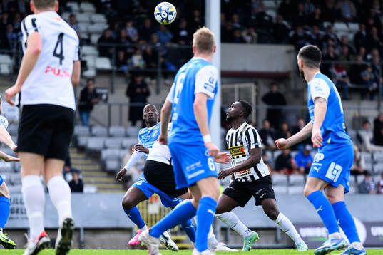 IK Oddevolds John Paul Dembe och Landskronas Kofi Asare