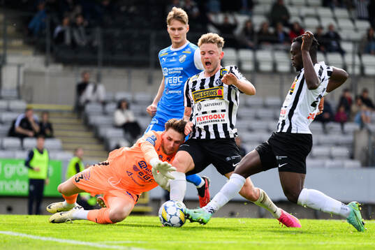 IK Oddevolds målvakt Oscar Ekman och Landskronas Gustaf