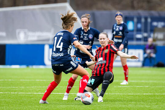 Brommapojkarnas Ida Bengtsson och Linköpings Irene Dirdal och Vilma Emilia Koivisto