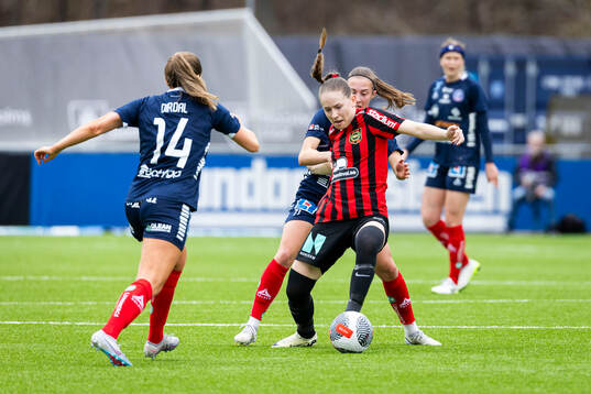Brommapojkarnas Ida Bengtsson och Linköpings Irene Dirdal och Vilma Emilia Koivisto