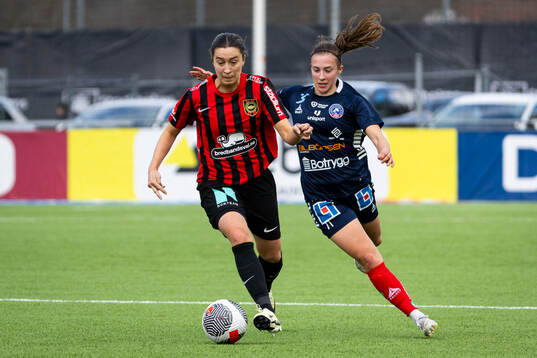 Brommapojkarnas Fanny Hjelm Rönnlund och Linköpings Vilma Emilia Koivisto