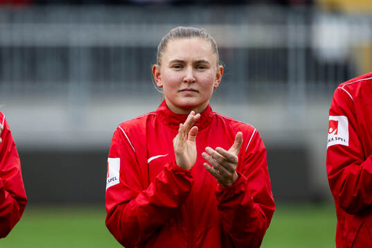Brommapojkarnas Ellen Toivio innan  fotbollsmatchen i