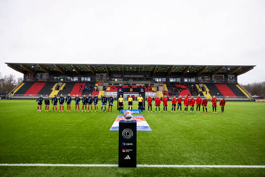Spelarna från Brommapojkarnas och Linköpings i en lineup innan fotbollsmatchen i Damallsvenskan mellan Brommapojkarna och Linköping den 13 april 2024 i Stockholm. 
